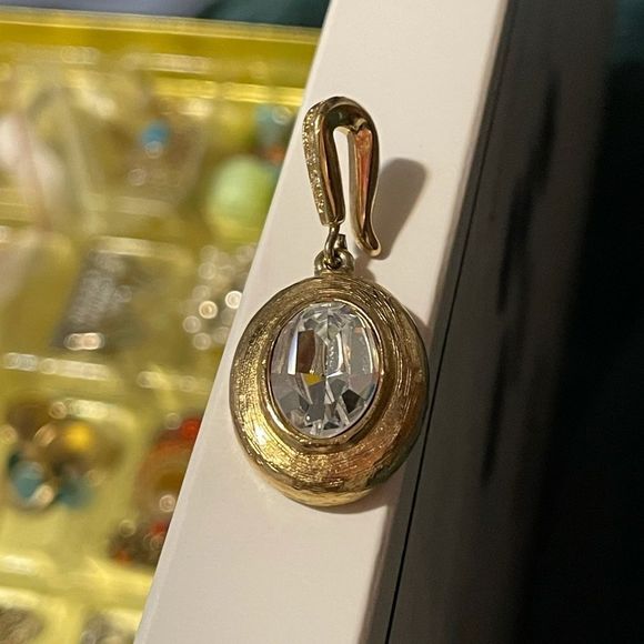 Vintage gold oval pendant, crystal 💎 center stone - Picture 7 of 16
